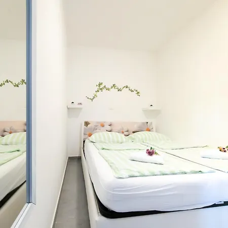 Apartment Romanticni Oddih Ob Plazi San Simon - Romantic Retreat Near San Simon *